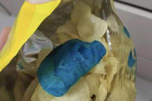 消费者称在乐事薯片吃出“蓝色薯片”，品牌方回应：已与消费者取得联系，希望可以取回产品进行内部核查