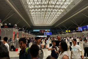 高铁站候车厅像蒸笼，不该让旅客年年受煎熬