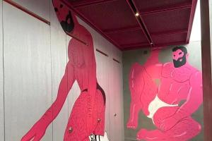 石家庄一商场厕所壁画被指低俗，壁画中男子仅穿内裤，摆挑逗姿势引家长担忧，该商场2016年曾因同类问题被报道