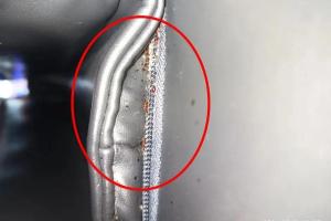深圳一商场“乐摩吧”按摩椅被指缝隙处有虫子，顾客称手肘被咬，客服回应：已全面清洁，公司规定每周至少清洁2到3次，夏季会增加消杀频次