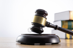 保洁人员义务帮工不慎致残，组织者与被帮工者各担40%赔偿责任