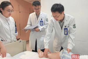 22岁大学生暑假在家刷手机，竟把自己刷进医院！医生提醒：或危及生命