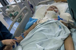 西安91岁老人从养老院楼梯摔下生命垂危，六旬女儿无力承担治疗费，养老机构称赔偿金太高