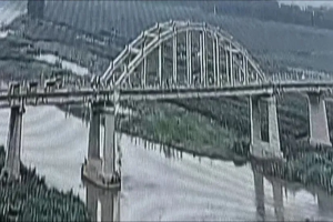 22岁小伙看望生病奶奶过桥时坠亡，系大桥步道桥板脱落，死者父母获赔120万，奶奶在事发9天后去世